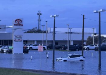 Σάρωσε τα πάντα ο τυφώνας Μίλτον στη Φλόριντα – Τουλάχιστον 16 νεκροί και πάνω από 130 ανεμοστρόβιλοι (photo & video)