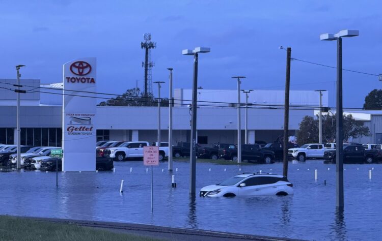 Σάρωσε τα πάντα ο τυφώνας Μίλτον στη Φλόριντα – Τουλάχιστον 16 νεκροί και πάνω από 130 ανεμοστρόβιλοι (photo & video)
