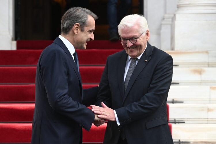 Μητσοτάκης σε Σταϊνμάιερ: Το θέμα των γερμανικών επανορθώσεων και του κατοχικού δανείου, παραμένει ζωντανό