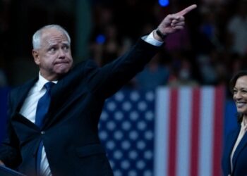 ΗΠΑ: Ο Γουόλς κατηγορεί τον Βανς πως έχει βαλθεί να «στερήσει την ανθρώπινη ιδιότητα» από τους μετανάστες