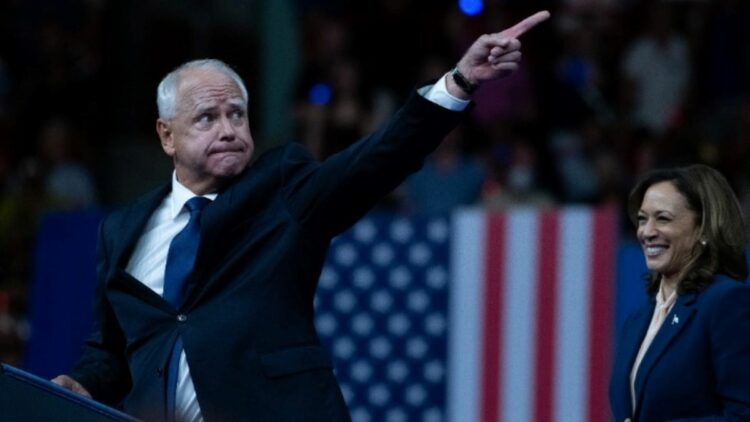 ΗΠΑ: Ο Γουόλς κατηγορεί τον Βανς πως έχει βαλθεί να «στερήσει την ανθρώπινη ιδιότητα» από τους μετανάστες