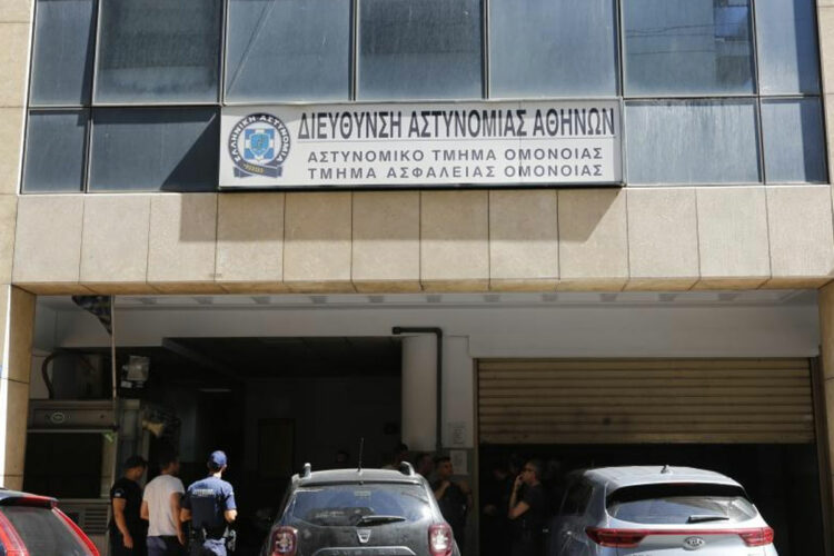 «Ξήλωσαν» τον διοικητή του ΑΤ Ομονοίας, μετά τον εντοπισμό του νεκρού αλλοδαπού κρατούμενου