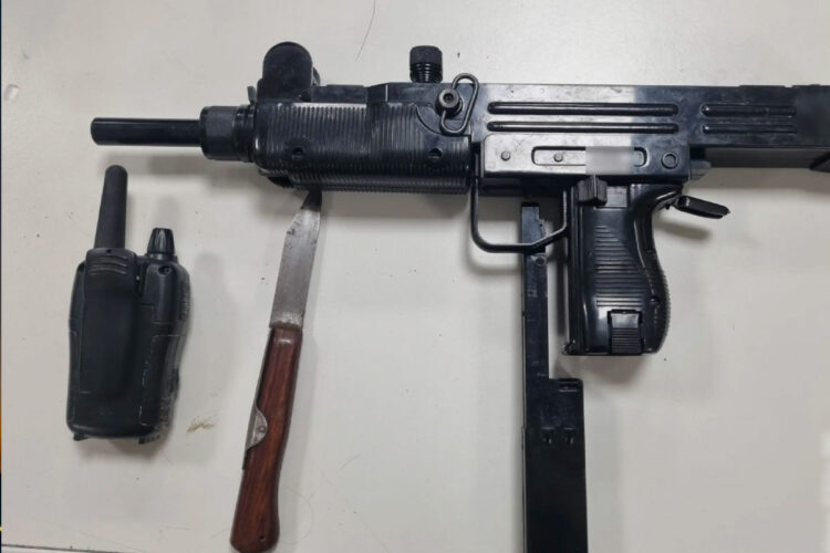 Ομόνοια: Κυκλοφορούσε με ρέπλικα πολεμικό όπλο