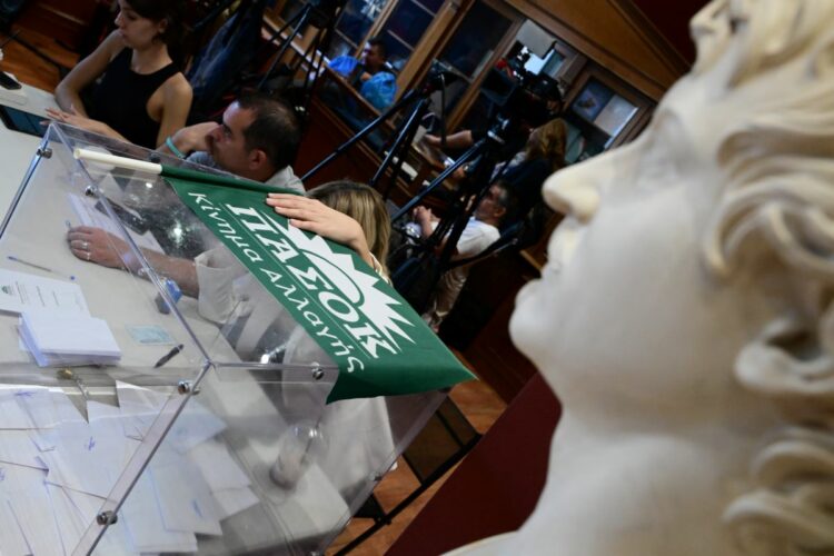 Live Blog: Ξανά αρχηγός του ΠΑΣΟΚ ο Ανδρουλάκης, μεγάλο προβάδισμα έναντι του Χάρη Δούκα