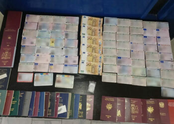 Συνελήφθη 27χρονος ιδιοκτήτης καταστήματος – Εντόπισαν πλήθος ταυτοποιητικών εγγράφων αμφιβόλου γνησιότητας και προέλευσης (Photo)