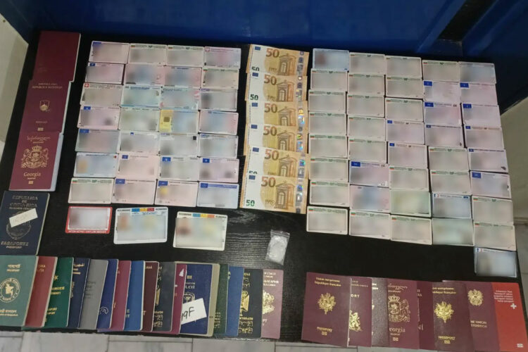 Συνελήφθη 27χρονος ιδιοκτήτης καταστήματος – Εντόπισαν πλήθος ταυτοποιητικών εγγράφων αμφιβόλου γνησιότητας και προέλευσης (Photo)