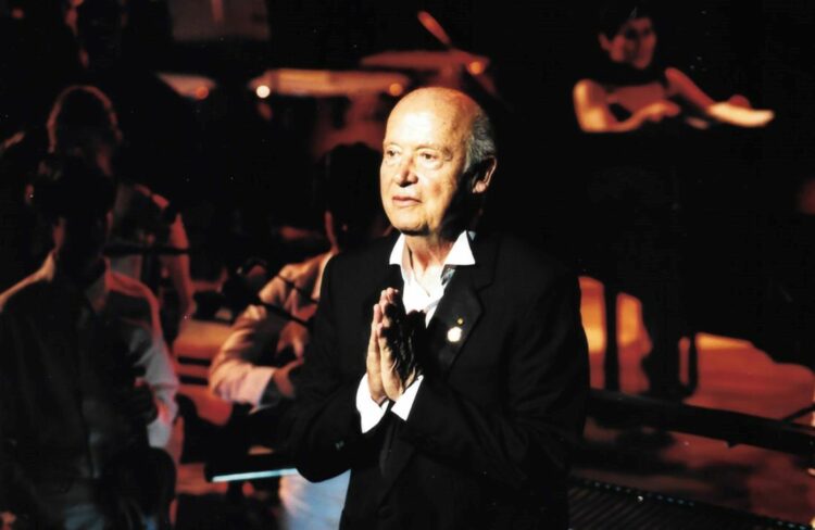 Σήμερα στις 15:00 στο Α΄ νεκροταφείο το τελευταίο «αντίο» στον Μίμη Πλέσσα – Σε λαϊκό προσκύνημα η σορός του