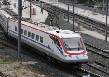 Τρένο παρέσυρε πεζό