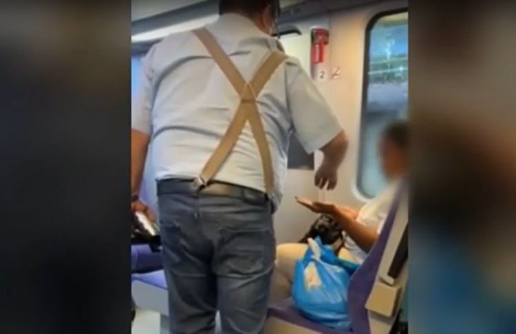 Σε διαθεσιμότητα ελεγκτής του προαστιακού που πήρε χρήματα από επιβάτες (video)
