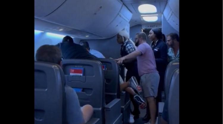 Xάος σε πτήση: Άνδρας χτύπησε τη σύζυγο του και του επιτέθηκαν επιβάτες και πλήρωμα (video)