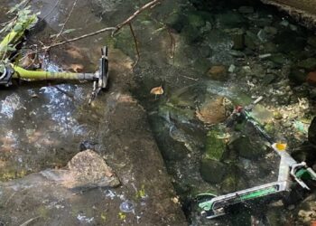 Εθελοντές καθάρισαν το ρέμα ΥΦΑΝΕΤ στη Θεσσαλονίκη – Βρήκαν μέχρι προφυλακτήρα αυτοκινήτου..