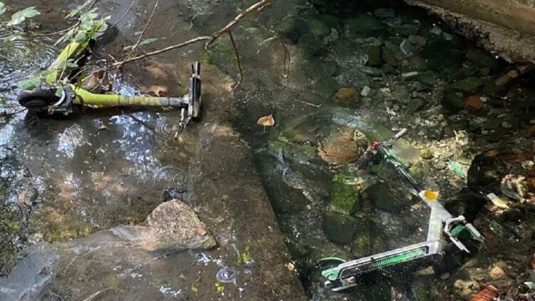 Εθελοντές καθάρισαν το ρέμα ΥΦΑΝΕΤ στη Θεσσαλονίκη – Βρήκαν μέχρι προφυλακτήρα αυτοκινήτου..