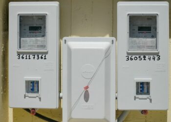 Η ΔΕΗ μειώνει τις τιμές ενέργειας τον Οκτώβριο: Πτώση 6% στο πράσινο τιμολόγιο – Το κόστος της κιλοβατώρας