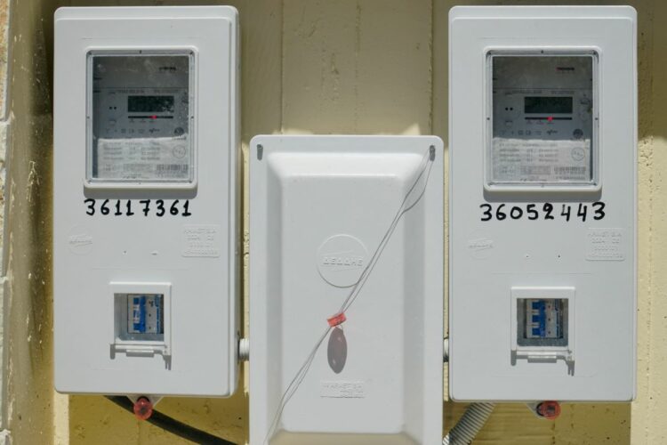 Η ΔΕΗ μειώνει τις τιμές ενέργειας τον Οκτώβριο: Πτώση 6% στο πράσινο τιμολόγιο – Το κόστος της κιλοβατώρας