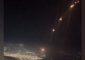 Ισραήλ: Καρέ καρέ η στιγμή που οι πύραυλοι εκτοξεύονται από το Ιράν – Το βίντεο που έβγαλε πιλότος «κόβει» την ανάσα