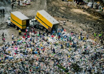 Κρήτη: Στις φλόγες οκτώ απορριμματοφόρα του Δήμου Μαλεβιζίου