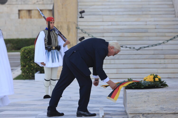 Στην Αθήνα ο Σταϊνμάιερ – Κατέθεσε στεφάνι στον Άγνωστο Στρατιώτη