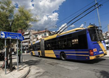 Άγριος καβγάς οδηγού τρόλεϊ και οδηγού ταξί – «Σταμάτησε απότομα» (video)