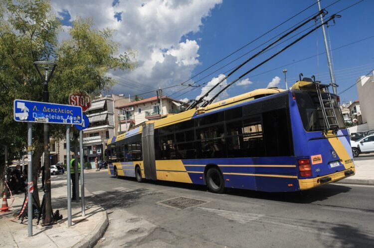 Άγριος καβγάς οδηγού τρόλεϊ και οδηγού ταξί – «Σταμάτησε απότομα» (video)