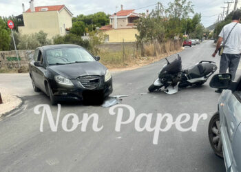 Τροχαίο ατύχημα στην Αρτέμιδα – Σύγκρουση μηχανής με ΙΧ (pic)