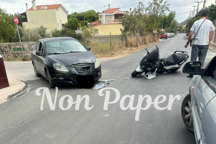 Τροχαίο ατύχημα στην Αρτέμιδα – Σύγκρουση μηχανής με ΙΧ (pic)