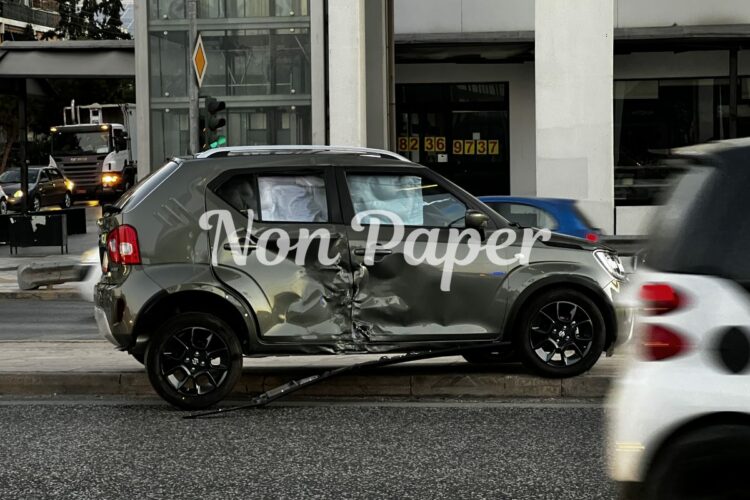 Ουρά χιλιομέτρων στο ύψος του Αλίμου, λόγω τροχαίου – Μηχανή συγκρούστηκε με αυτοκίνητο (photo & video)