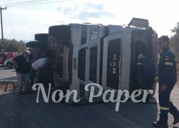 Τούμπαρε νταλίκα στην Εύβοια: Στο νοσοκομείο ο οδηγός (photo)