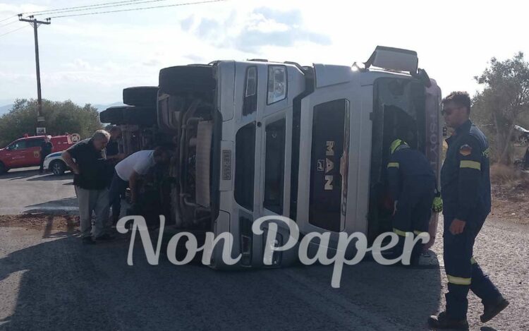 Τούμπαρε νταλίκα στην Εύβοια: Στο νοσοκομείο ο οδηγός (photo)