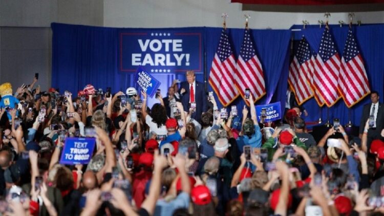 Ισοπαλία Χάρις – Τραμπ στις επτά «swing states»