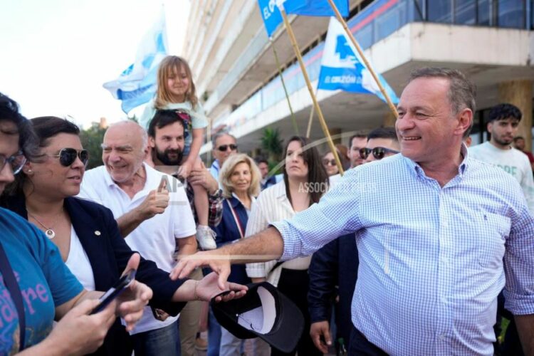 Ουρουγουάη – προεδρικές εκλογές: Σαμαντού Όρσι και Άλβαρο Ντελγάδο οδεύουν προς δεύτερο γύρο