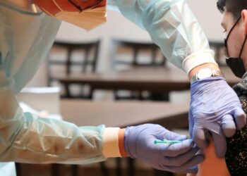 Κόντρα παθολόγων – φαρμακοποιών για τον αντιγριπικό εμβολιασμό