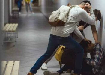 Σοβαρό επεισόδιο μεταξύ μαθητών στο ΕΠΑΛ Βάρης: Στο νοσοκομείο 17χρονος, «χειροπέδες» σε δύο ανήλικους