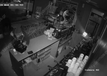 Bόλος: Έσπασαν τζαμαρία και άρπαξαν την ταμειακή από κατάστημα