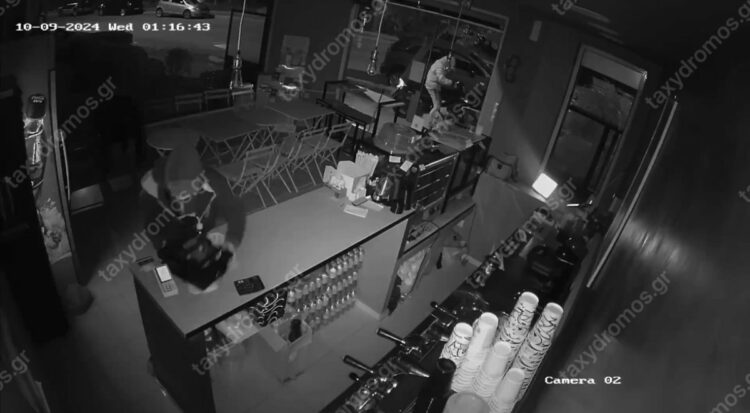 Bόλος: Έσπασαν τζαμαρία και άρπαξαν την ταμειακή από κατάστημα