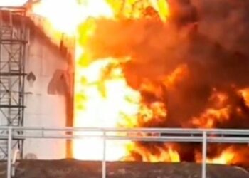 Στις φλόγες δεξαμενές καυσίμων στη χερσόνησο της Κριμαίας – Ισχυρές εκρήξεις