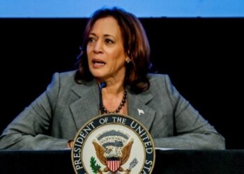 ΗΠΑ: Η Κάμαλα Χάρις απορρίπτει τα σχόλια της κυβερνήτριας του Άρκανσο για τα παιδιά