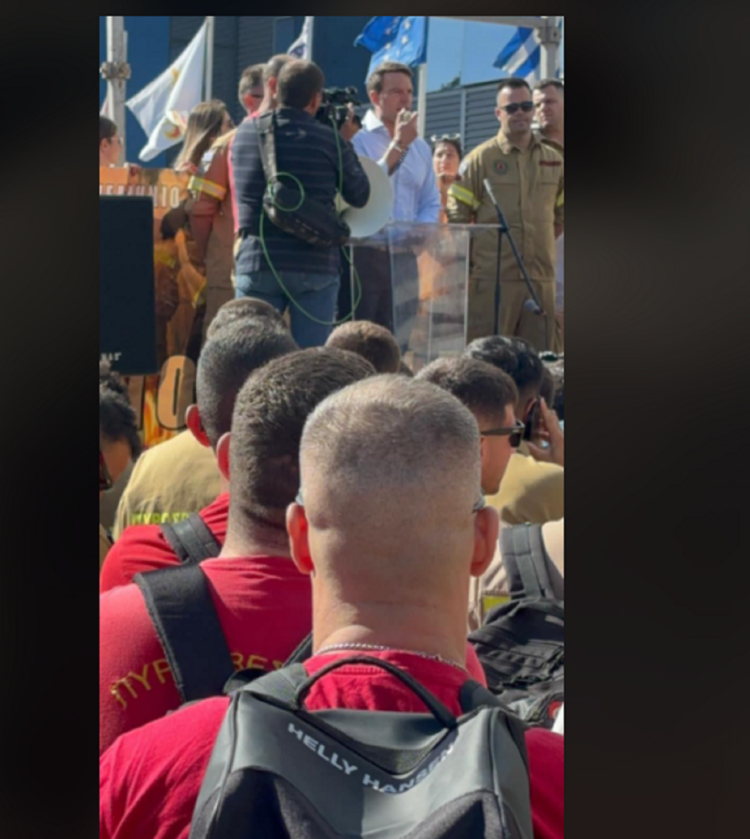 Με τους εποχικούς πυροσβέστες ο Στέφανος Κασσελάκης