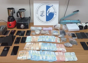 Εξάρθρωση κυκλώματος διακίνησης ηρωίνης στο Κορωπί – Συλλήψεις και κατασχέσεις ναρκωτικών και όπλων (Photo – Video)
