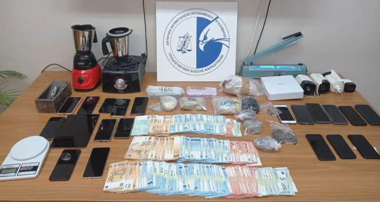Εξάρθρωση κυκλώματος διακίνησης ηρωίνης στο Κορωπί – Συλλήψεις και κατασχέσεις ναρκωτικών και όπλων (Photo – Video)