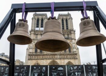 Παναγία των Παρισίων: Ήχησαν ξανά οι καμπάνες μετά από 5 χρόνια (photo & video)