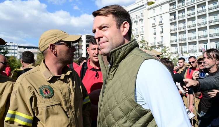 Ο Κασσελάκης στη διαμαρτυρία των εποχικών πυροσβεστών: Δεν θα το ξεχάσει η κοινωνία αυτό που έγινε χθες