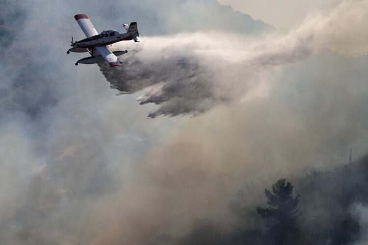Πάτρα: Μάχη με τις φλόγες δίνουν οι πυροσβεστικές δυνάμεις στο Βουπράσιο