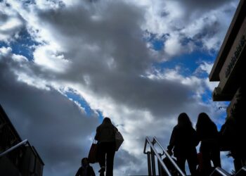 Καιρός: Τοπικές βροχές και σποραδικές καταιγίδες – Πού θα χιονίσει τη Δευτέρα