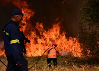 Φωτιά σε δύσβατο σημείο στο Καπανδρίτι – Σηκώθηκε ελικόπτερο
