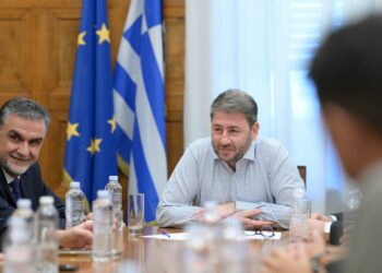 Νίκος Ανδρουλάκης: Συναντήθηκε με εποχικούς πυροσβέστες στη Βουλή