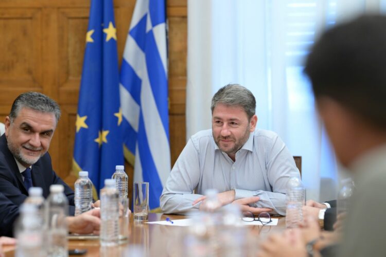 Νίκος Ανδρουλάκης: Συναντήθηκε με εποχικούς πυροσβέστες στη Βουλή