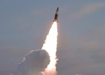 Στην εκτόξευση πυραύλων προχώρησε η Βόρεια Κορέα λίγες ώρες πριν από τις προεδρικές εκλογές στις ΗΠΑ