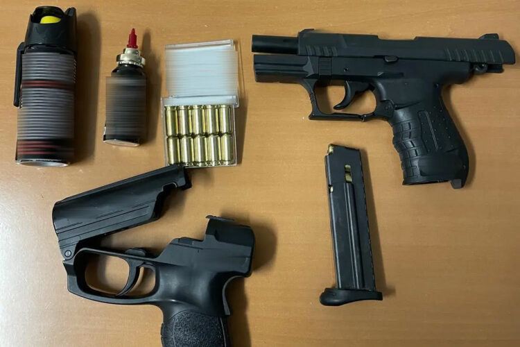 Σύλληψη 45χρονου στην Πεντέλη για κατοχή όπλων και σπρέι πιπεριού (photo)