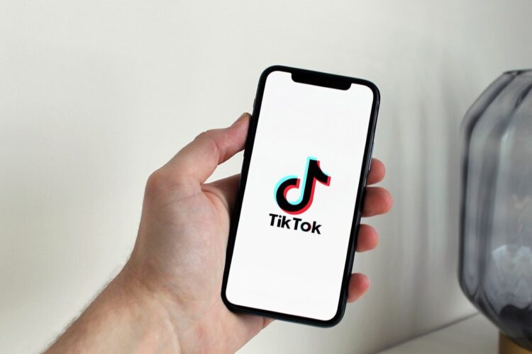 Νέο επικίνδυνο challenge στο TikTok: Δεκάδες κορίτσια αυτοτραυματίστηκαν
