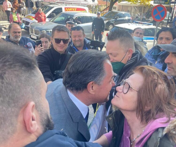 Άδωνις Γεωργιάδης διαδηλώτρια